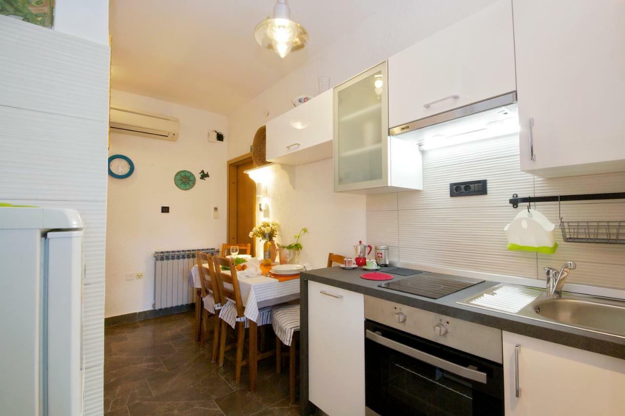 Melanija 2 Apartment Ровин Екстериор снимка
